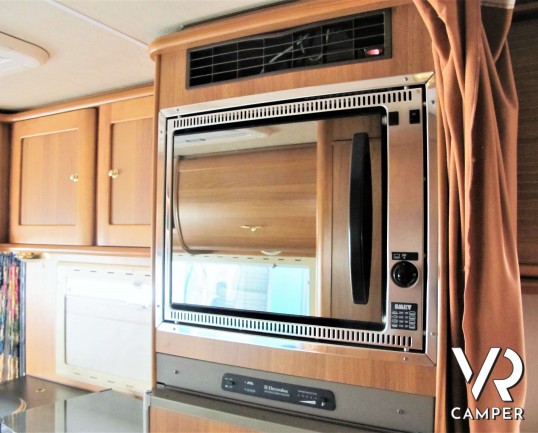 Arca 4.4 - camper usato semintegrale_camper su mercedes_camper 5 posti omologati, dotato di veranda e pannelli solari. In vendita da Italia VR a Torin