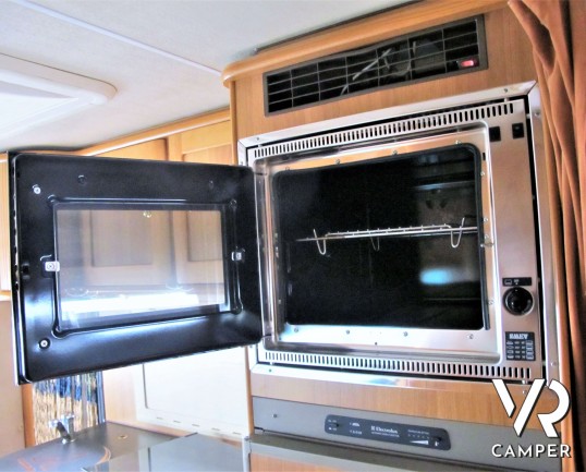 Arca 4.4 - camper usato semintegrale_camper su mercedes_camper 5 posti omologati, dotato di veranda e pannelli solari. In vendita da Italia VR a Torin