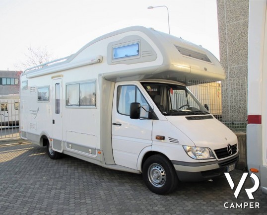 Camper usato mansardato su Mercedes, 4 posti, con letti a castello, ampia dinette con divano laterale, dotato di veranda, antenna TV, climatizzatore