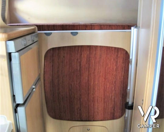 Camper usato mansardato su Mercedes, 4 posti, con letti a castello, ampia dinette con divano laterale, dotato di veranda, antenna TV, climatizzatore