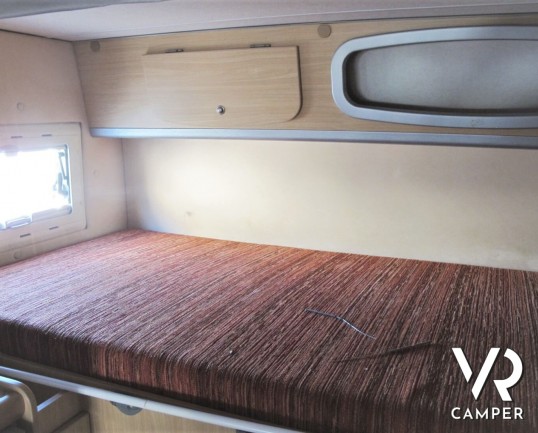 Camper usato mansardato su Mercedes, 4 posti, con letti a castello, ampia dinette con divano laterale, dotato di veranda, antenna TV, climatizzatore