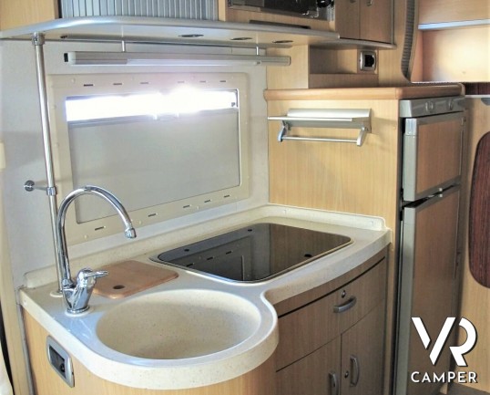 Camper usato mansardato su Mercedes, 4 posti, con letti a castello, ampia dinette con divano laterale, dotato di veranda, antenna TV, climatizzatore