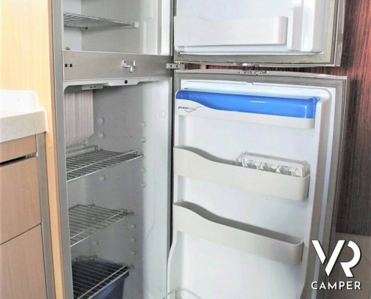 Camper usato mansardato su Mercedes, 4 posti, con letti a castello, ampia dinette con divano laterale, dotato di veranda, antenna TV, climatizzatore