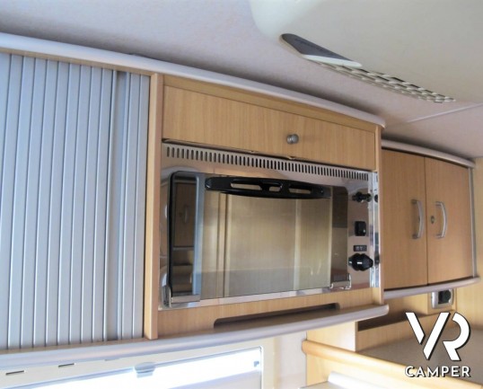 Camper usato mansardato su Mercedes, 4 posti, con letti a castello, ampia dinette con divano laterale, dotato di veranda, antenna TV, climatizzatore