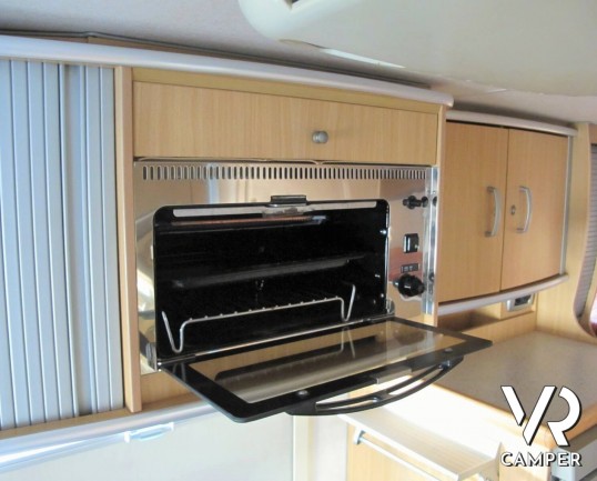 Camper usato mansardato su Mercedes, 4 posti, con letti a castello, ampia dinette con divano laterale, dotato di veranda, antenna TV, climatizzatore