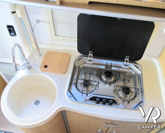 Camper usato mansardato su Mercedes, 4 posti, con letti a castello, ampia dinette con divano laterale, dotato di veranda, antenna TV, climatizzatore