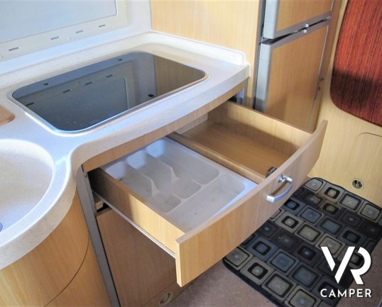 Camper usato mansardato su Mercedes, 4 posti, con letti a castello, ampia dinette con divano laterale, dotato di veranda, antenna TV, climatizzatore