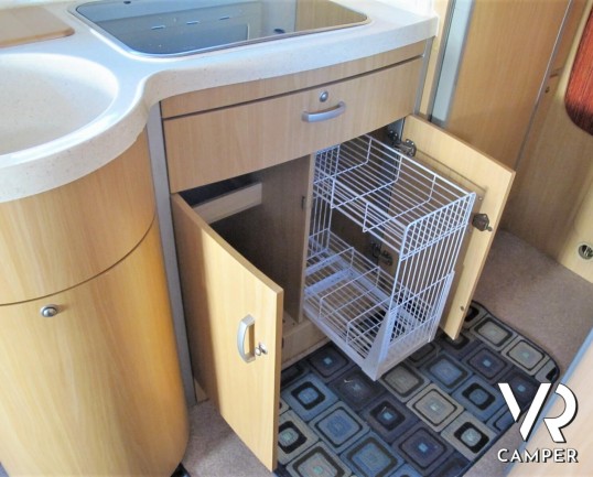 Camper usato mansardato su Mercedes, 4 posti, con letti a castello, ampia dinette con divano laterale, dotato di veranda, antenna TV, climatizzatore