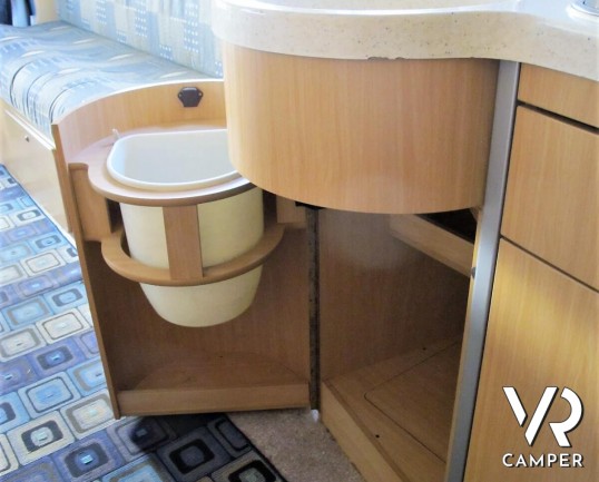 Camper usato mansardato su Mercedes, 4 posti, con letti a castello, ampia dinette con divano laterale, dotato di veranda, antenna TV, climatizzatore