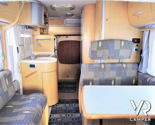 Camper usato mansardato su Mercedes, 4 posti, con letti a castello, ampia dinette con divano laterale, dotato di veranda, antenna TV, climatizzatore