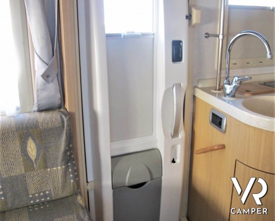 Camper usato mansardato su Mercedes, 4 posti, con letti a castello, ampia dinette con divano laterale, dotato di veranda, antenna TV, climatizzatore