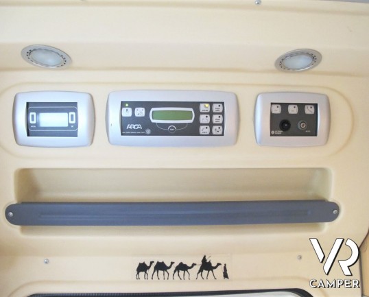 Camper usato mansardato su Mercedes, 4 posti, con letti a castello, ampia dinette con divano laterale, dotato di veranda, antenna TV, climatizzatore