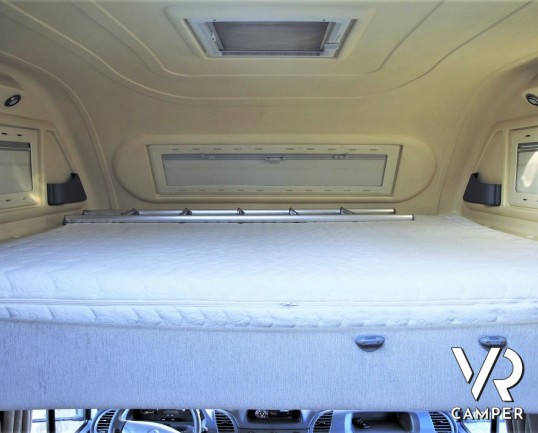 Camper usato mansardato su Mercedes, 4 posti, con letti a castello, ampia dinette con divano laterale, dotato di veranda, antenna TV, climatizzatore