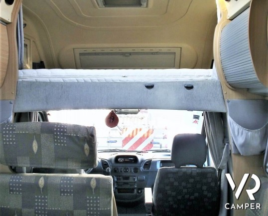 Camper usato mansardato su Mercedes, 4 posti, con letti a castello, ampia dinette con divano laterale, dotato di veranda, antenna TV, climatizzatore