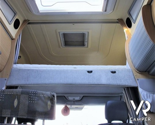 Camper usato mansardato su Mercedes, 4 posti, con letti a castello, ampia dinette con divano laterale, dotato di veranda, antenna TV, climatizzatore