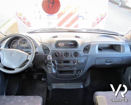 Camper usato mansardato su Mercedes, 4 posti, con letti a castello, ampia dinette con divano laterale, dotato di veranda, antenna TV, climatizzatore