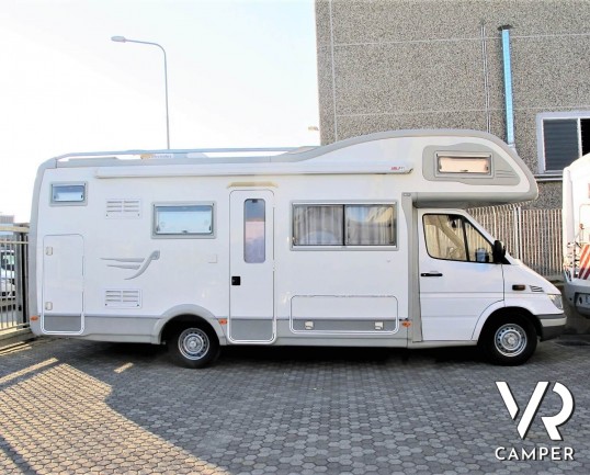 Camper usato mansardato su Mercedes, 4 posti, con letti a castello, ampia dinette con divano laterale, dotato di veranda, antenna TV, climatizzatore