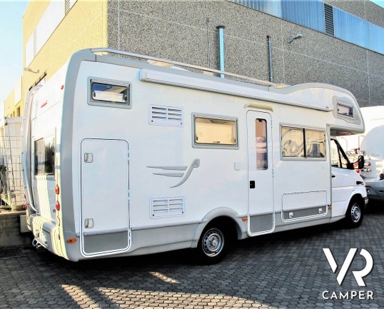 Camper usato mansardato su Mercedes, 4 posti, con letti a castello, ampia dinette con divano laterale, dotato di veranda, antenna TV, climatizzatore