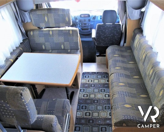 Camper usato mansardato su Mercedes, 4 posti, con letti a castello, ampia dinette con divano laterale, dotato di veranda, antenna TV, climatizzatore