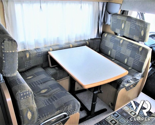 Camper usato mansardato su Mercedes, 4 posti, con letti a castello, ampia dinette con divano laterale, dotato di veranda, antenna TV, climatizzatore