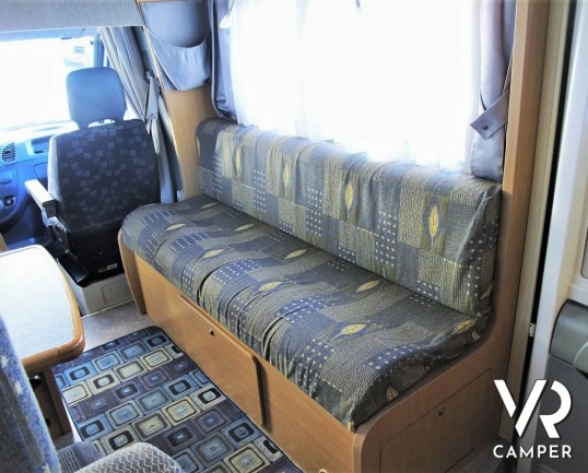 Camper usato mansardato su Mercedes, 4 posti, con letti a castello, ampia dinette con divano laterale, dotato di veranda, antenna TV, climatizzatore