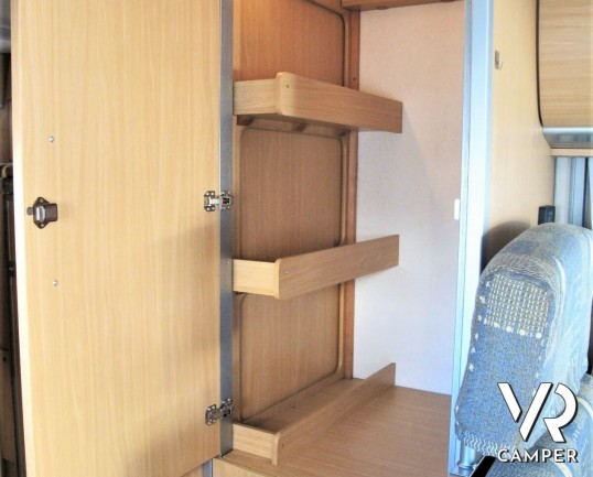 Camper usato mansardato su Mercedes, 4 posti, con letti a castello, ampia dinette con divano laterale, dotato di veranda, antenna TV, climatizzatore