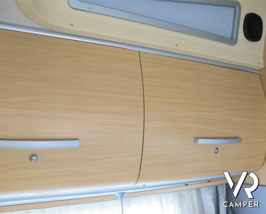 Camper usato mansardato su Mercedes, 4 posti, con letti a castello, ampia dinette con divano laterale, dotato di veranda, antenna TV, climatizzatore