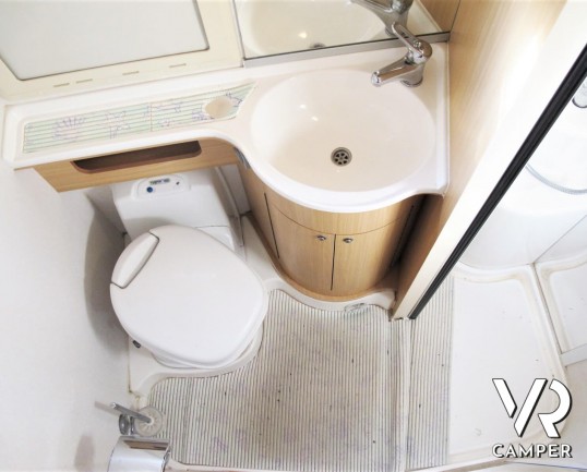 Camper usato mansardato su Mercedes, 4 posti, con letti a castello, ampia dinette con divano laterale, dotato di veranda, antenna TV, climatizzatore