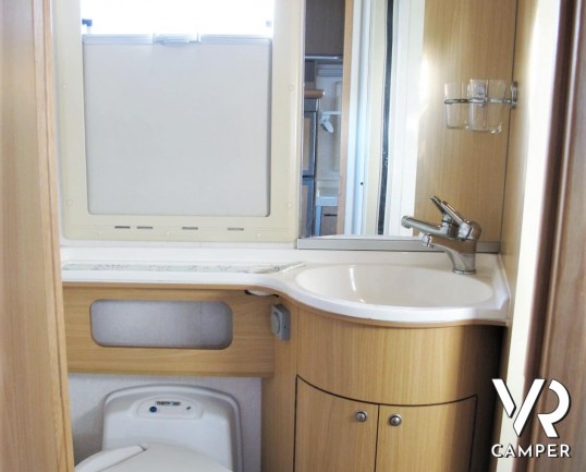 Camper usato mansardato su Mercedes, 4 posti, con letti a castello, ampia dinette con divano laterale, dotato di veranda, antenna TV, climatizzatore