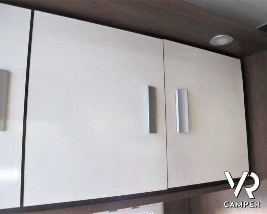 Elnagh Prince 57: camper mansardato usato con letti a castello posteri, ampia dinette e bagno con doccia separata.