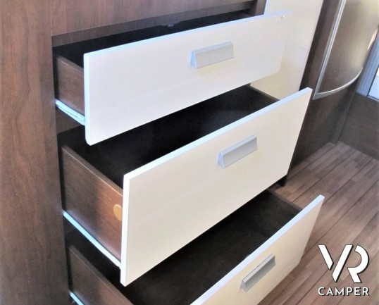 Elnagh Prince 57: camper mansardato usato con letti a castello posteri, ampia dinette e bagno con doccia separata.