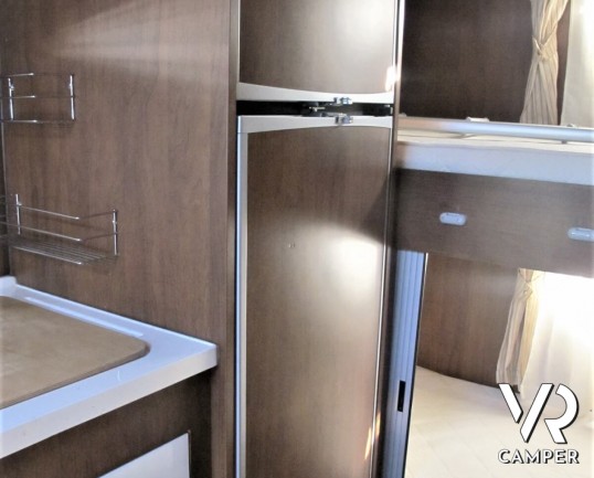 Elnagh Prince 57: camper mansardato usato con letti a castello posteri, ampia dinette e bagno con doccia separata.