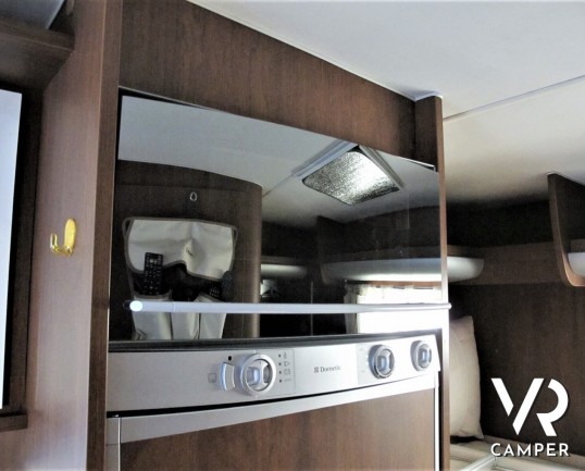 Elnagh Prince 57: camper mansardato usato con letti a castello posteri, ampia dinette e bagno con doccia separata.