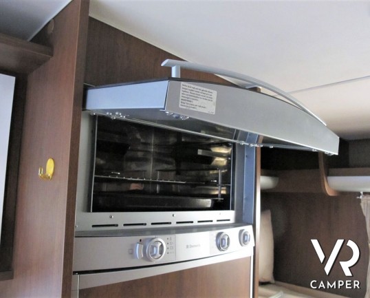 Elnagh Prince 57: camper mansardato usato con letti a castello posteri, ampia dinette e bagno con doccia separata.