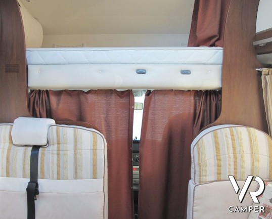 Elnagh Prince 57: camper mansardato usato con letti a castello posteri, ampia dinette e bagno con doccia separata.