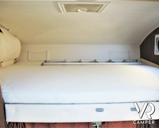 Elnagh Prince 57: camper mansardato usato con letti a castello posteri, ampia dinette e bagno con doccia separata.