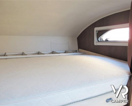 Elnagh Prince 57: camper mansardato usato con letti a castello posteri, ampia dinette e bagno con doccia separata.