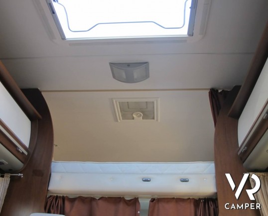 Elnagh Prince 57: camper mansardato usato con letti a castello posteri, ampia dinette e bagno con doccia separata.