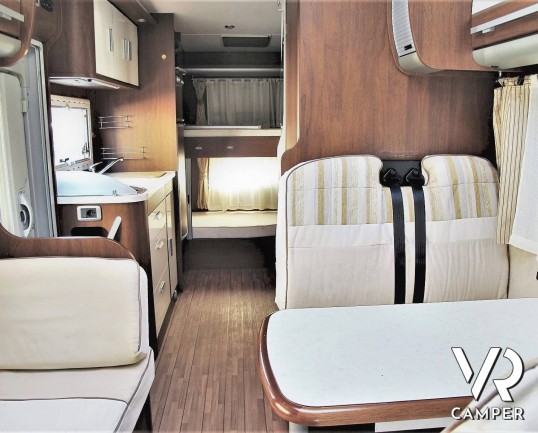Elnagh Prince 57: camper mansardato usato con letti a castello posteri, ampia dinette e bagno con doccia separata.