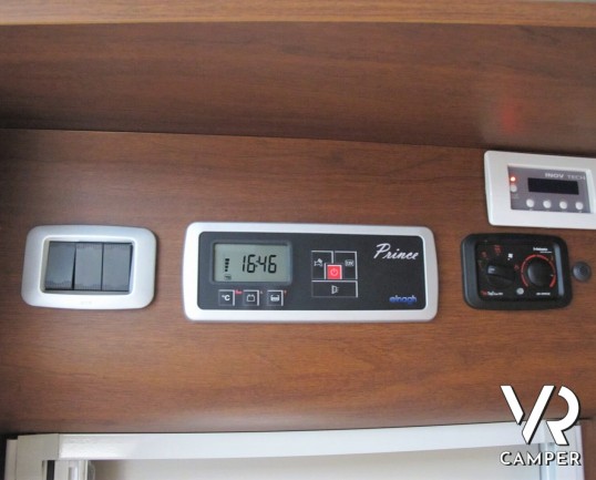 Elnagh Prince 57: camper mansardato usato con letti a castello posteri, ampia dinette e bagno con doccia separata.