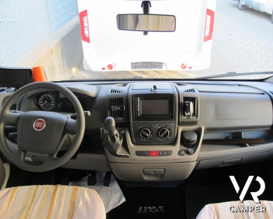 Elnagh Prince 57: camper mansardato usato con letti a castello posteri, ampia dinette e bagno con doccia separata.