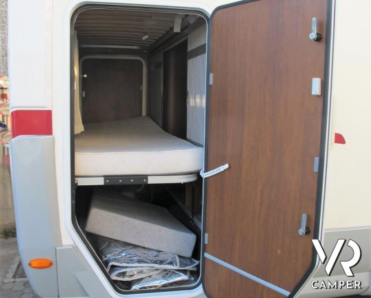 Elnagh Prince 57: camper mansardato usato con letti a castello posteri, ampia dinette e bagno con doccia separata.