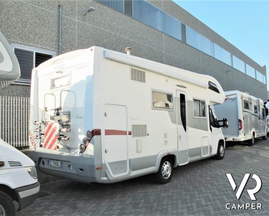 Elnagh Prince 57: camper mansardato usato con letti a castello posteri, ampia dinette e bagno con doccia separata.