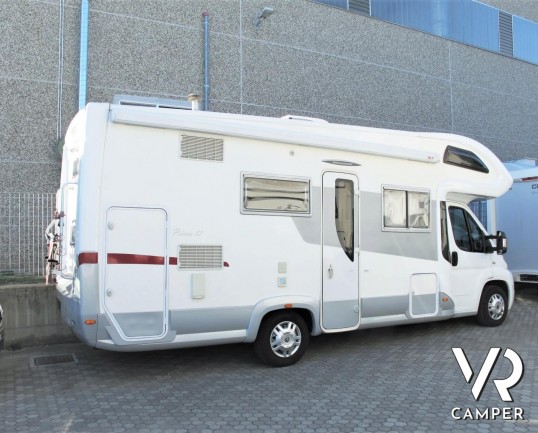 Elnagh Prince 57: camper mansardato usato con letti a castello posteri, ampia dinette e bagno con doccia separata.