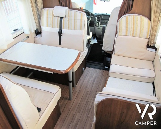 Elnagh Prince 57: camper mansardato usato con letti a castello posteri, ampia dinette e bagno con doccia separata.