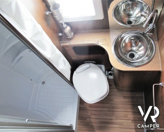 Elnagh Prince 57: camper mansardato usato con letti a castello posteri, ampia dinette e bagno con doccia separata.