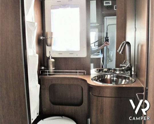 Elnagh Prince 57: camper mansardato usato con letti a castello posteri, ampia dinette e bagno con doccia separata.