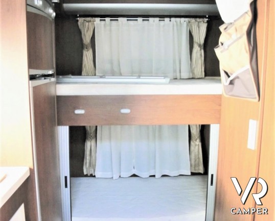 Elnagh Prince 57: camper mansardato usato con letti a castello posteri, ampia dinette e bagno con doccia separata.