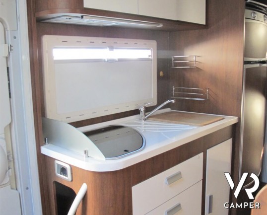 Elnagh Prince 57: camper mansardato usato con letti a castello posteri, ampia dinette e bagno con doccia separata.