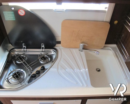 Elnagh Prince 57: camper mansardato usato con letti a castello posteri, ampia dinette e bagno con doccia separata.